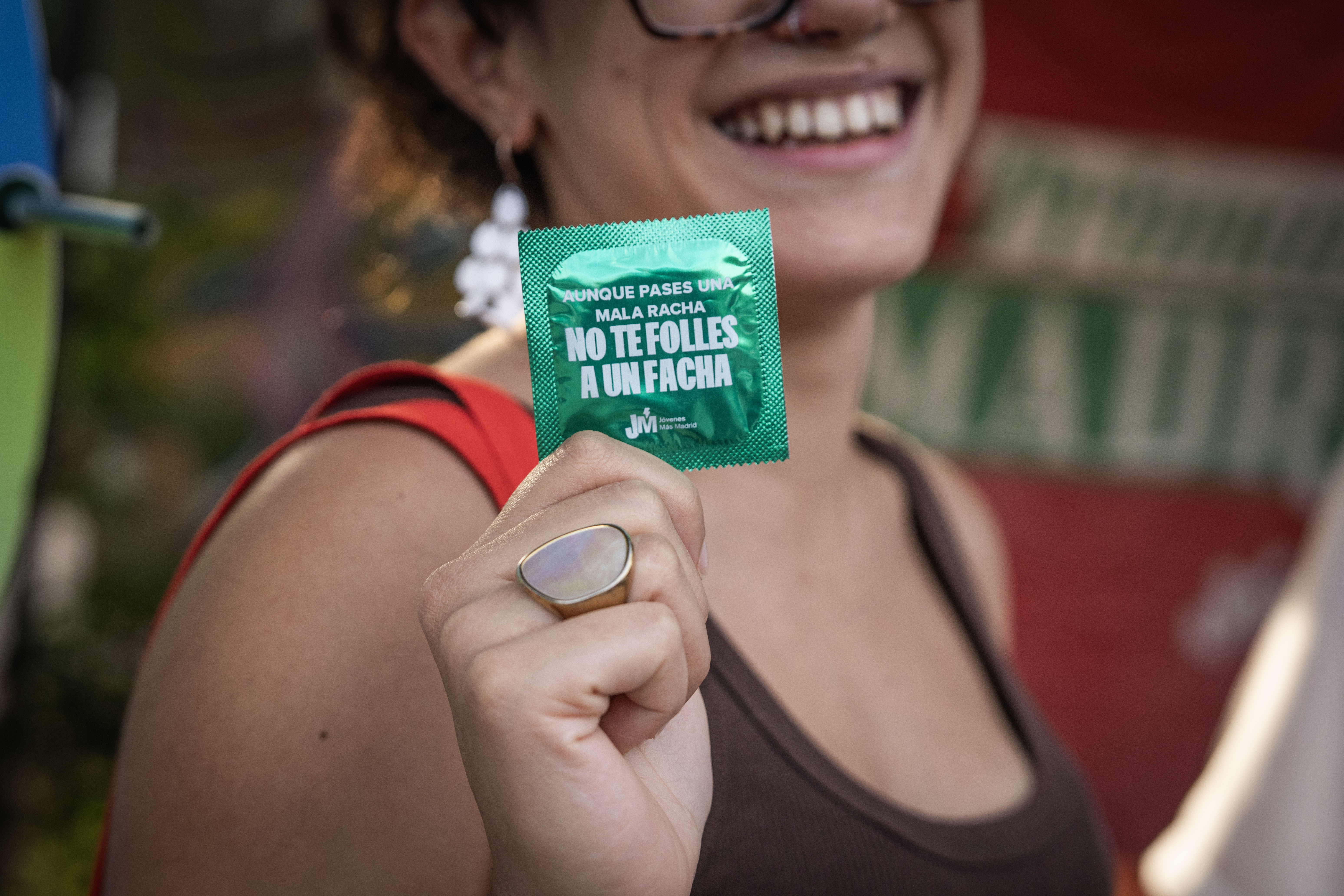 "No te folles a un facha": los Jóvenes de Más Madrid reparte condones gratis para frenar el aumento de ITS